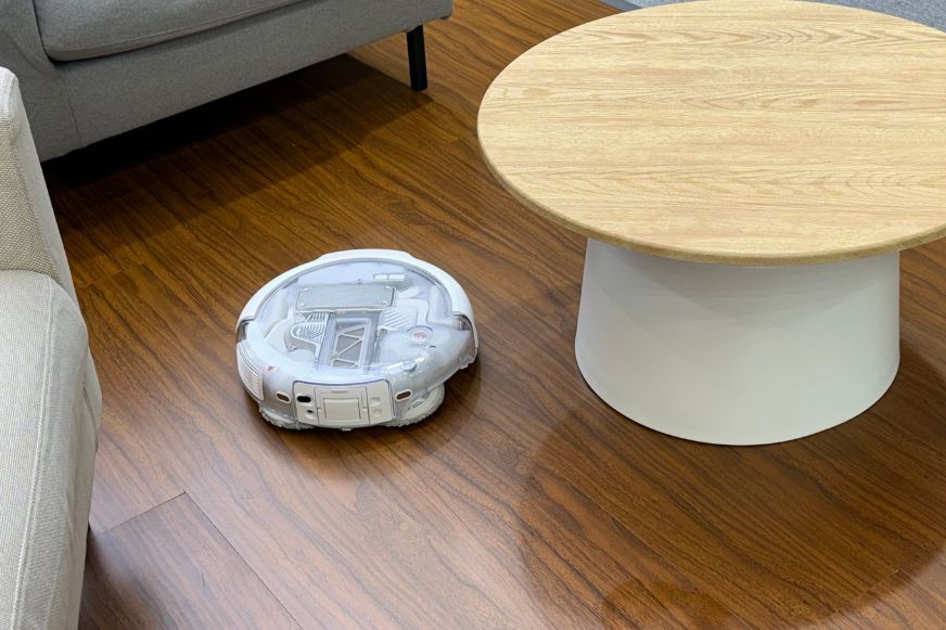DJI ROMO 2 überquert mit ausgeklappten Beinen eine Türschwelle